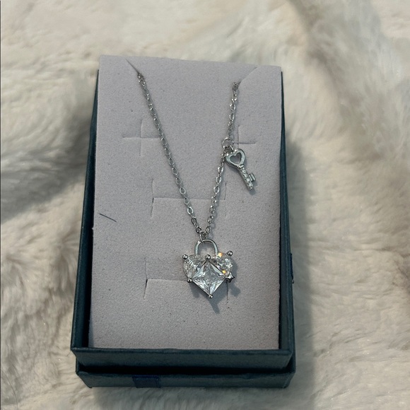 Elegant Silver Heart Pendant Necklace - Picture 1 of 1
